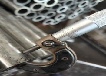 أنابيب الفولاذ الخام مع خدمة القطع